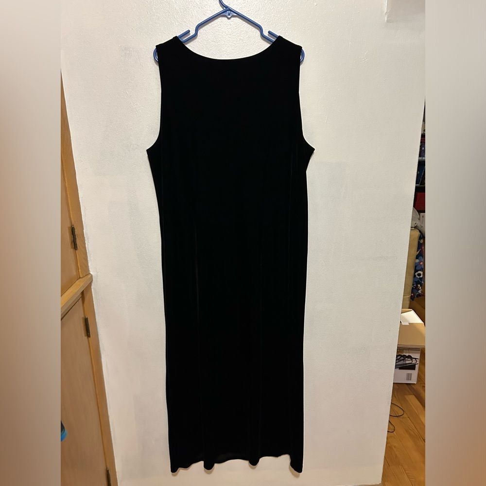Velvet black dress size 22w / 24w no brand, small slit